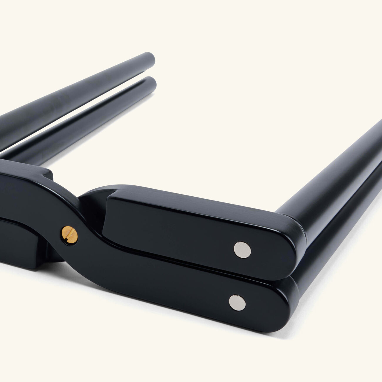 فورناسيتي حامل صينيات أسود