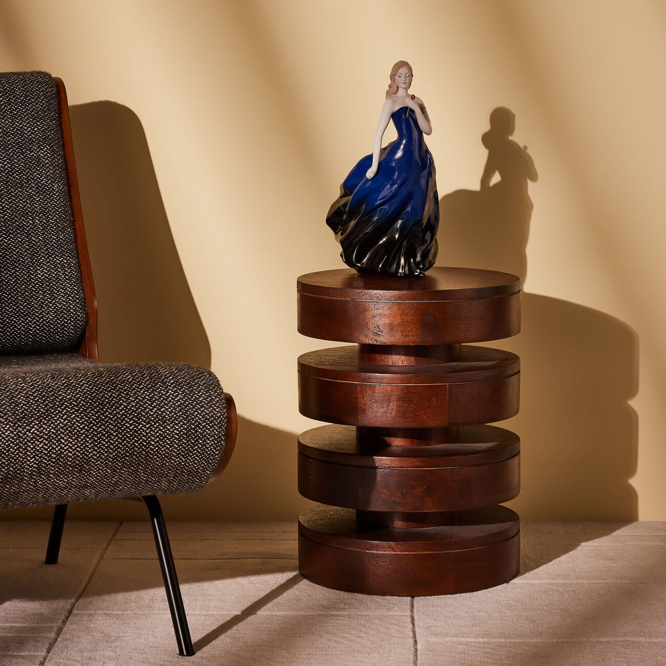 لادرو منحوتة روز بول متوسطة الحجم زرقاء