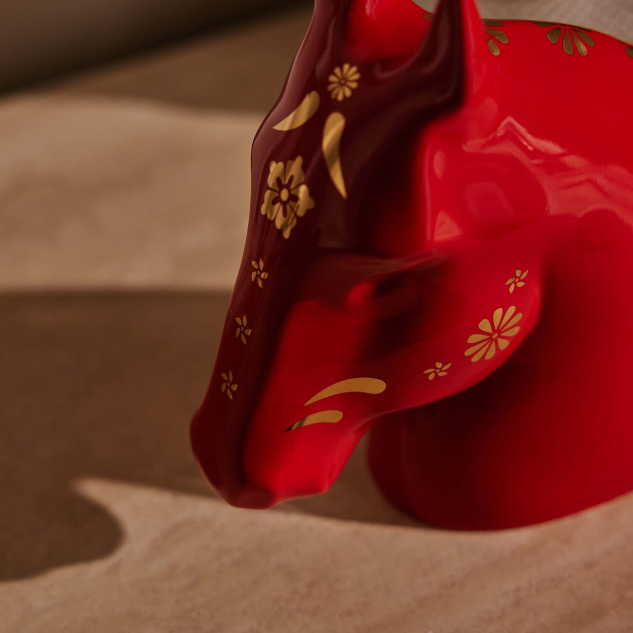 لادرو منحوتة على شكل رأس حصان بلون أحمر صغيرة الحجم