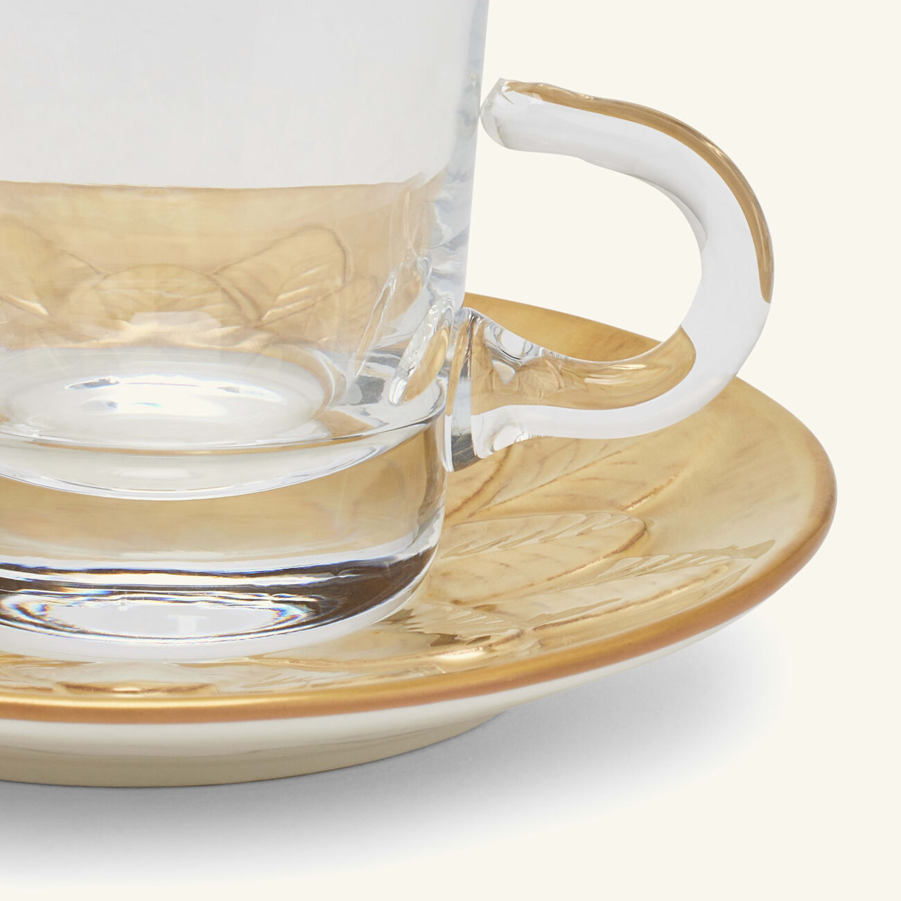 فيلاري فنجان الشاي بيكوك مع صحنه باللون الذهبي