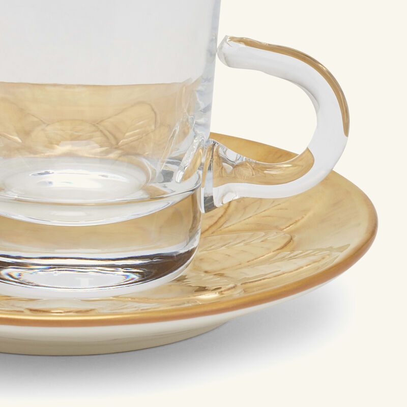 فيلاري فنجان الشاي بيكوك مع صحنه باللون الذهبي