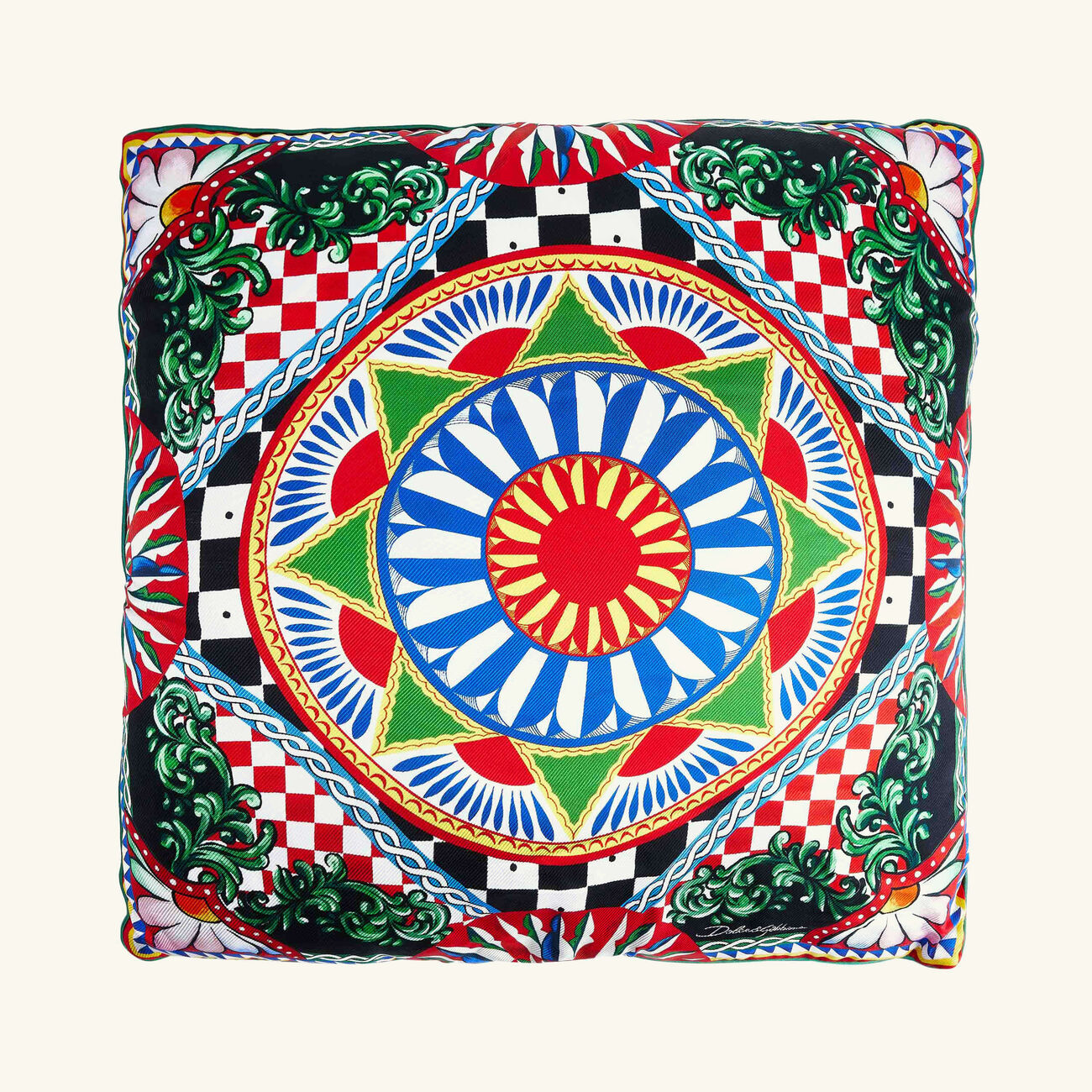 دولتشي أند غابانا كازا وسادة من حرير التويل مع نقوش