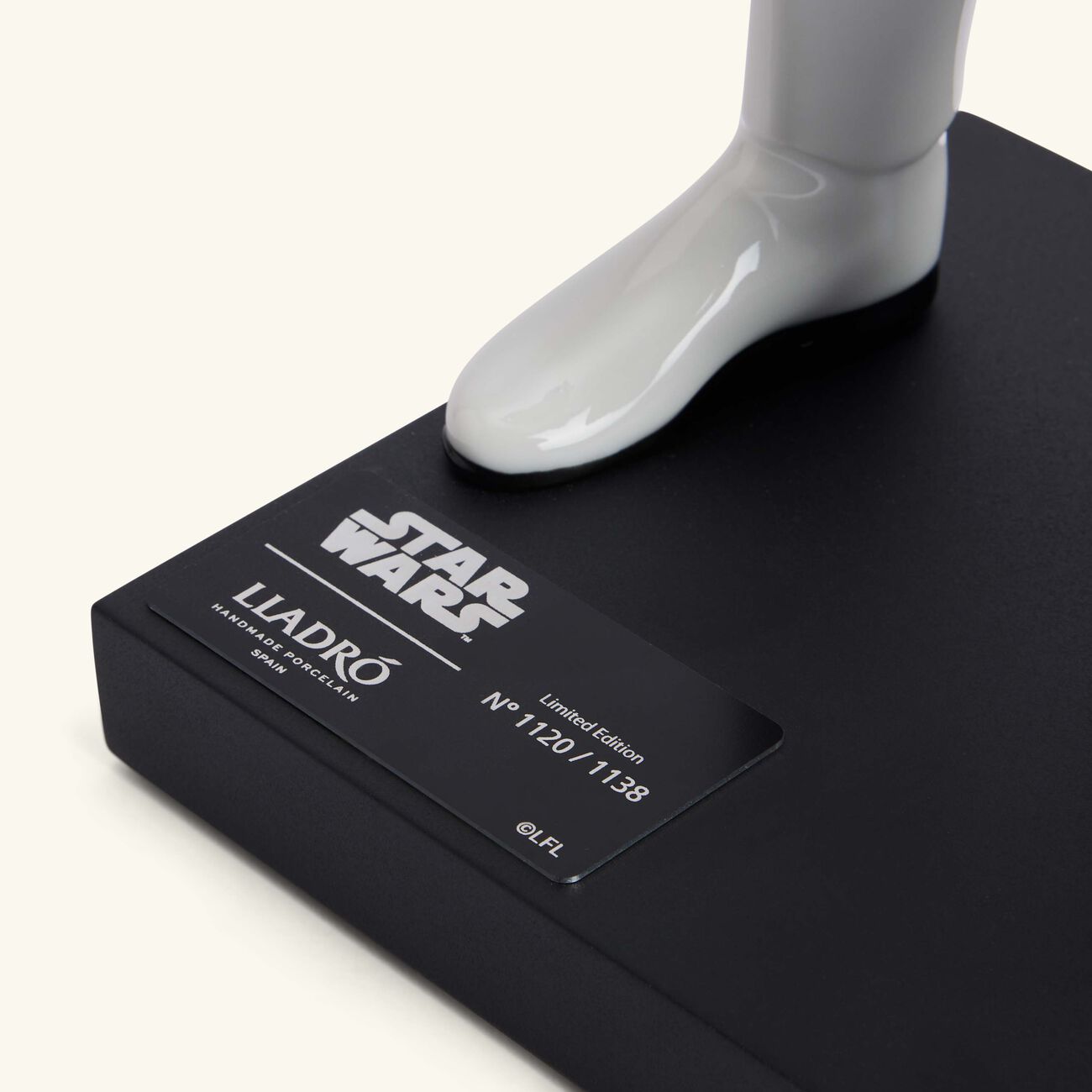 لادرو منحوتة جندي العاصفة باللون الأبيض وحجم كبير  إصدار محدود