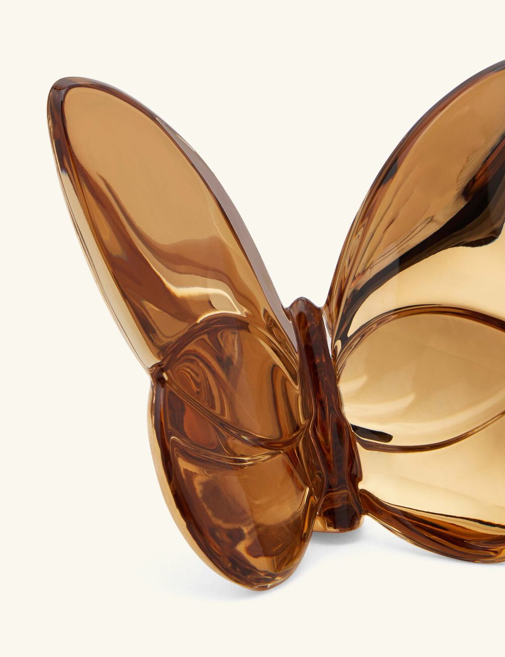 باكارا منحوتة بابيون لاكي على شكل فراشة باللون البني صغيرة جدًا