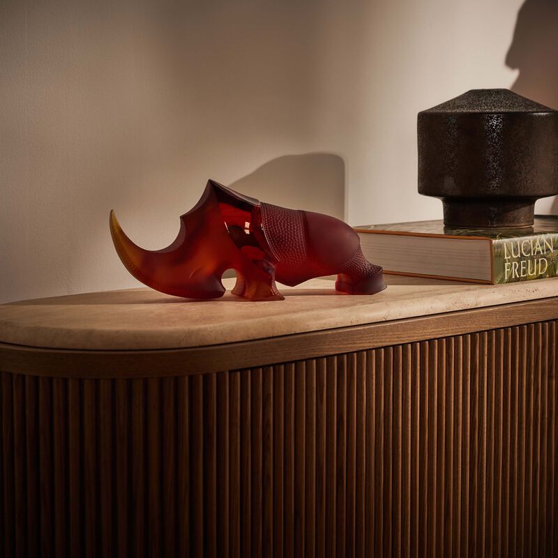 دوم منحوتة على شكل وحيد قرن متوسطة بنية