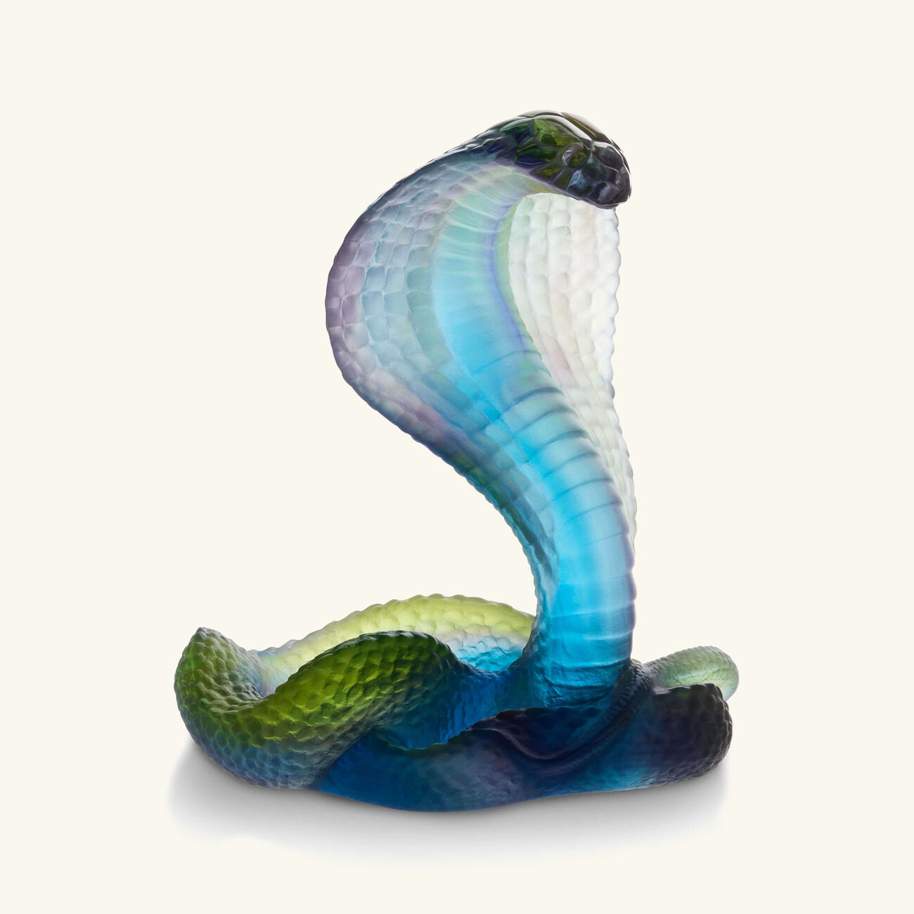 دوم منحوتة على شكل كوبرا صغيرة زرقاء