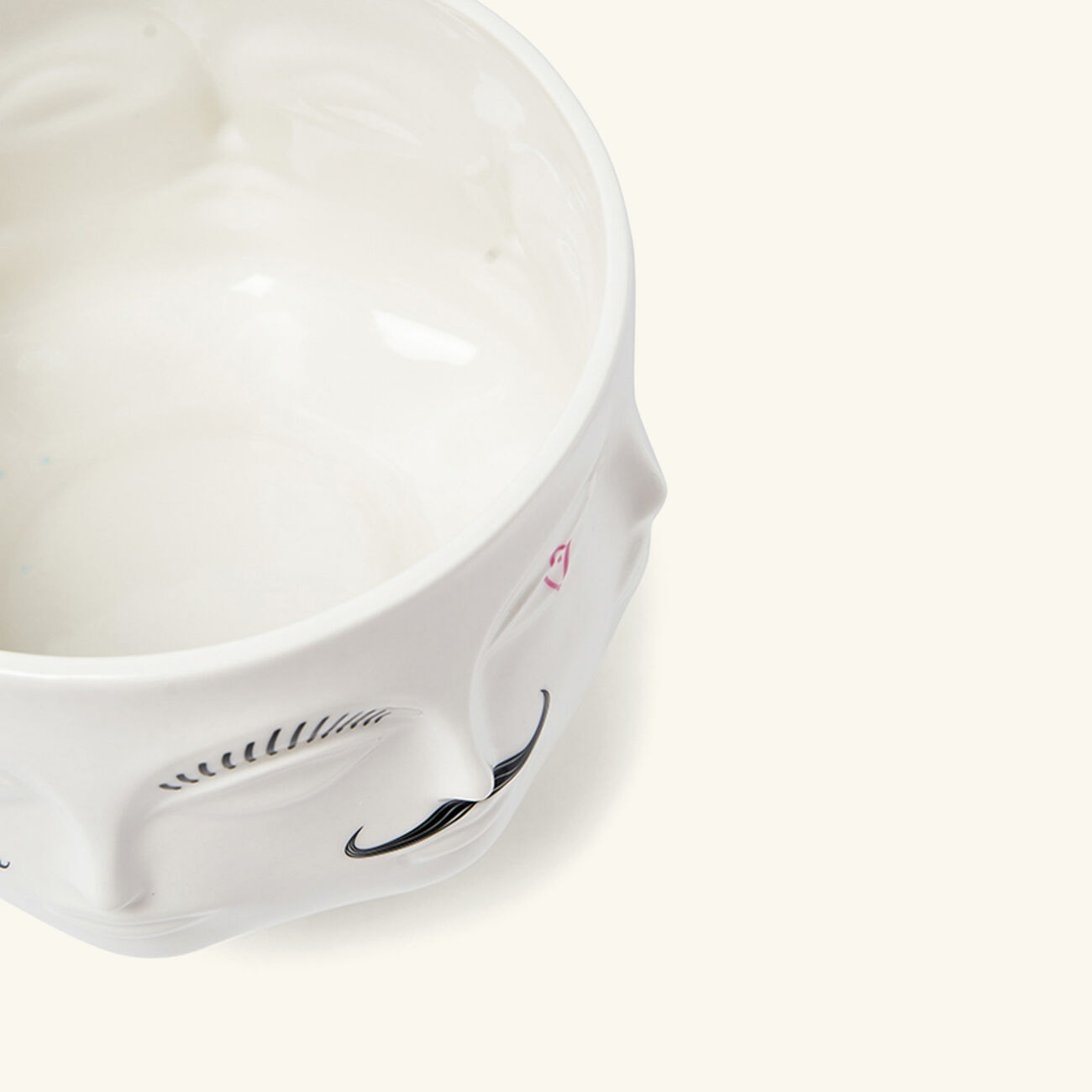 جوناثان أدلر قطعة ديكور مركزية دورا مار بيدستال بيضاء بإصدار محدود