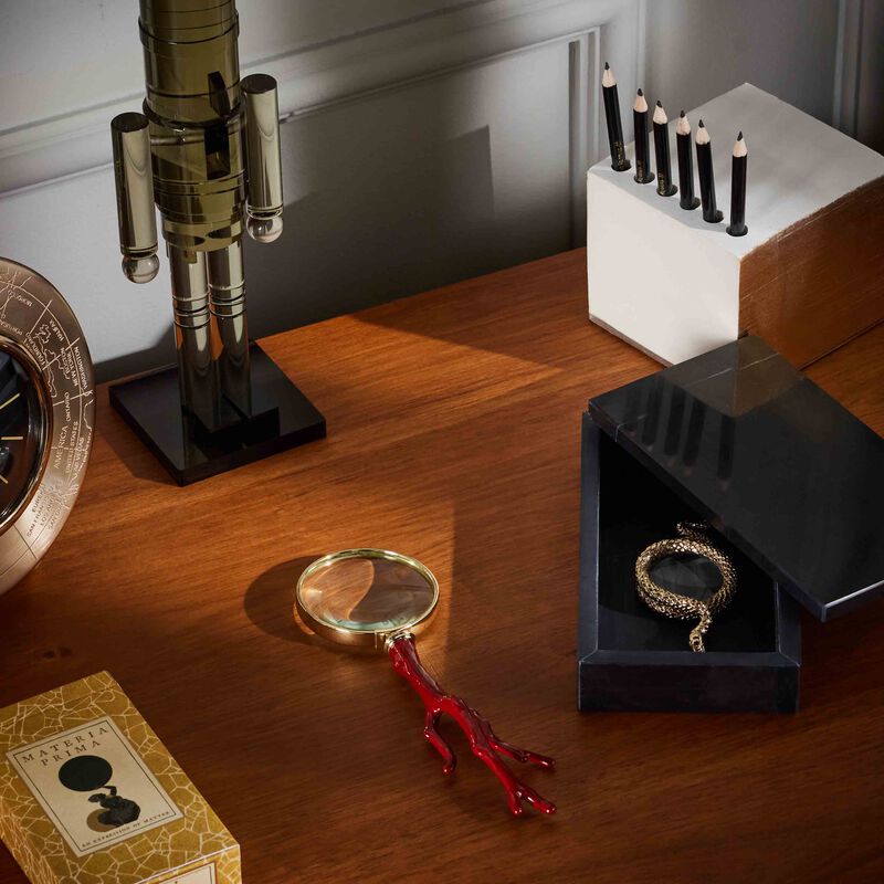 لوبجيه عدسة مكبّرة بمقبض مستوحى من المرجان حمراء