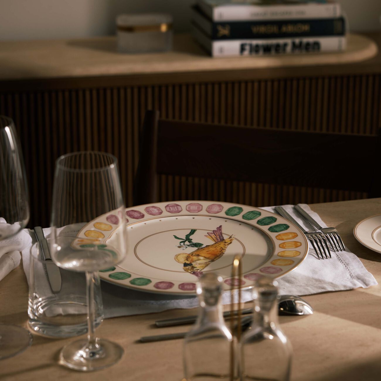 روزنتال طبق آيديليا للضيافة بتصميم مستدير   33 سم   مزيّن بنقش على شكل ببغاء كوكاتو