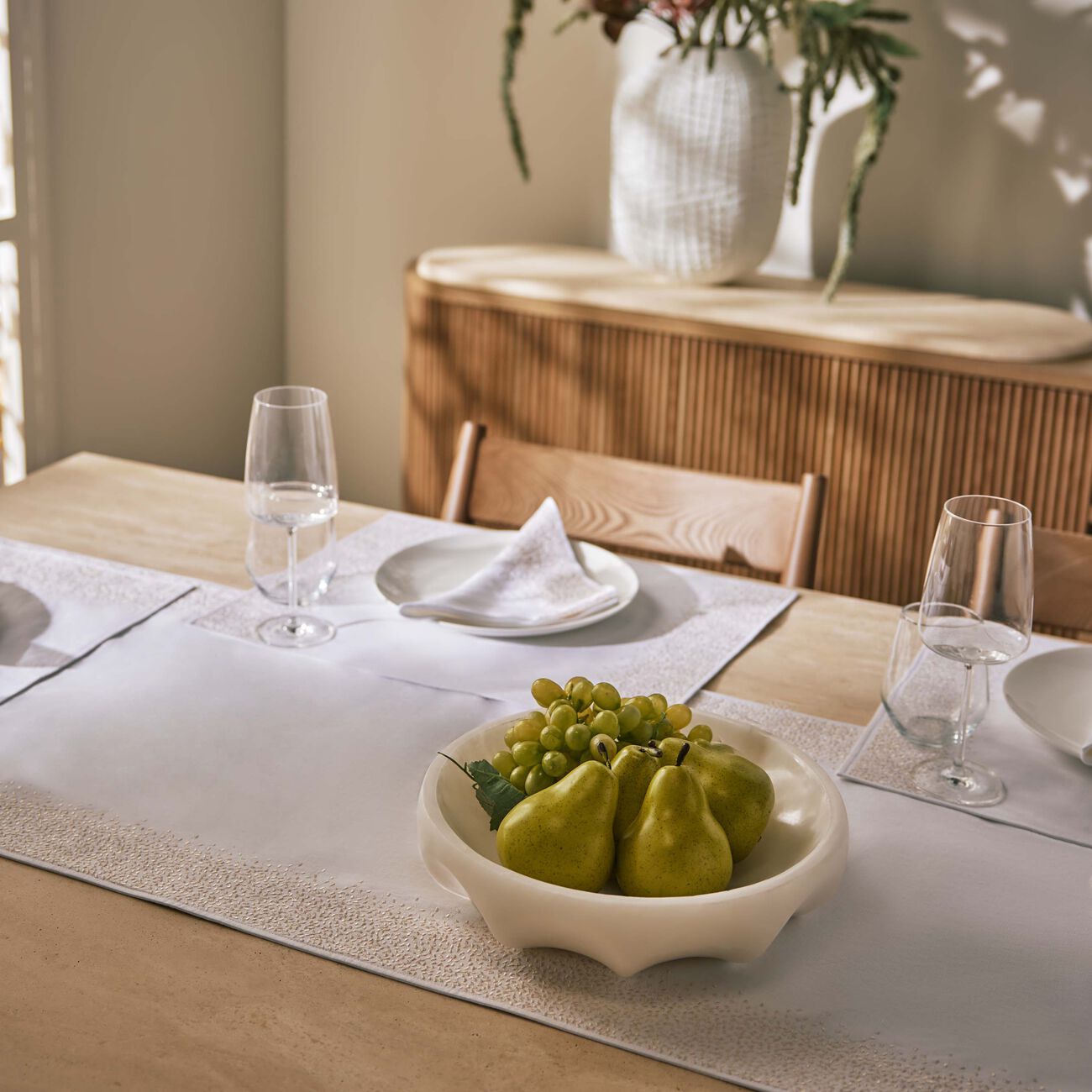 كاترين دينوال مفرش المائدة هارفست أبيض