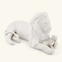 لادرو منحوتة أسد مع شبله صغيرة بيضاء