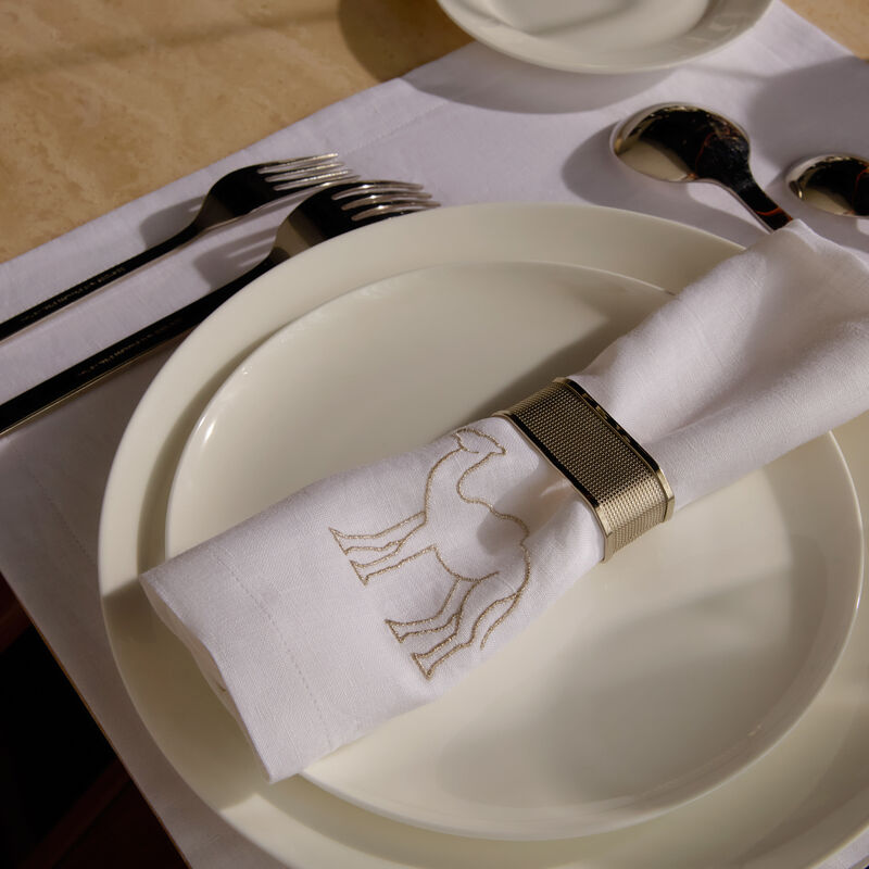 كاترين دينوال منديل بنقشة جمل أبيض