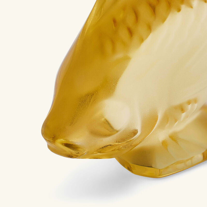 لاليك منحوتة على شكل سمكة صغيرة صفراء