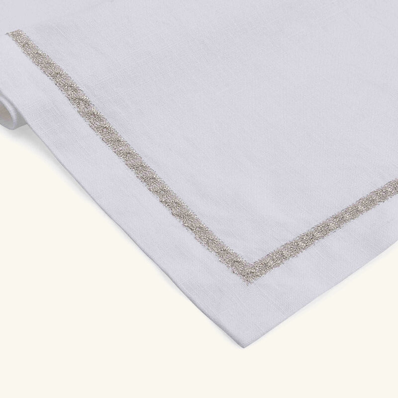 كاترين دينوال منديل روزلي باللون الفضي