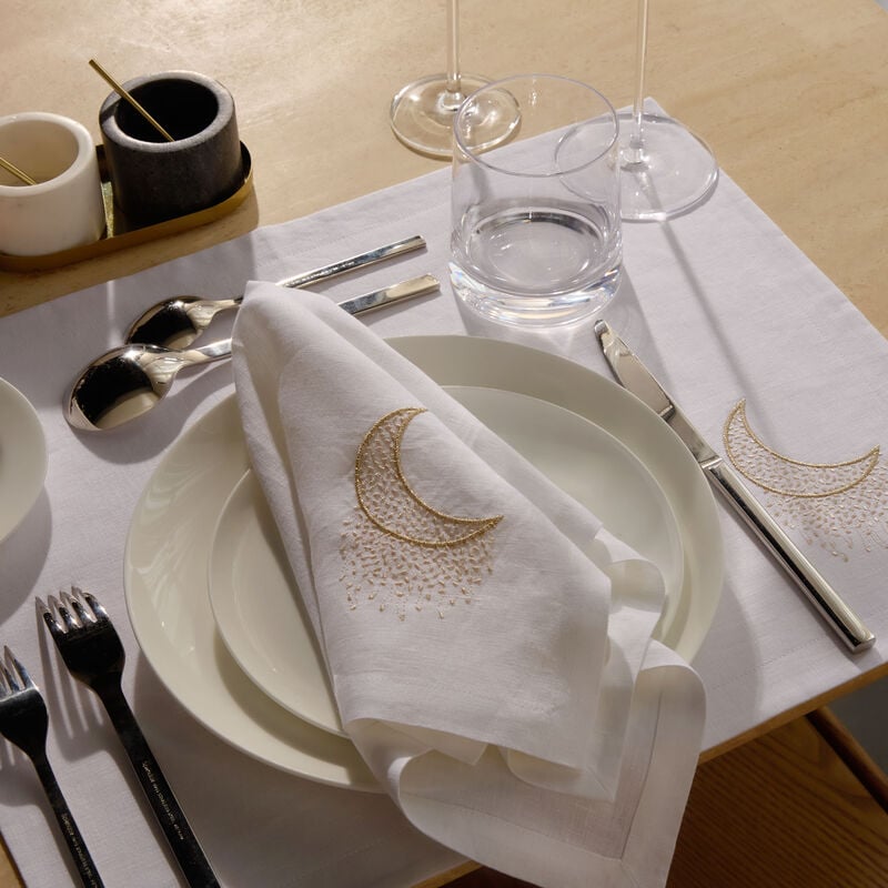 منديل بنقشة هلال أبيض كاترين دينوال منديل بنقشة هلال أبيض