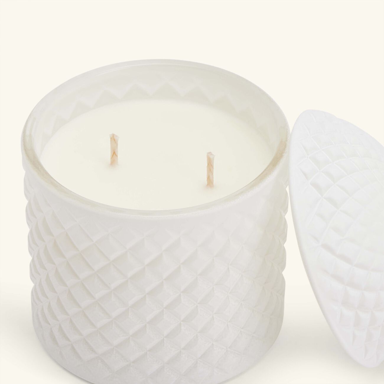 light of sakina cranberry   fig candle 350 ml