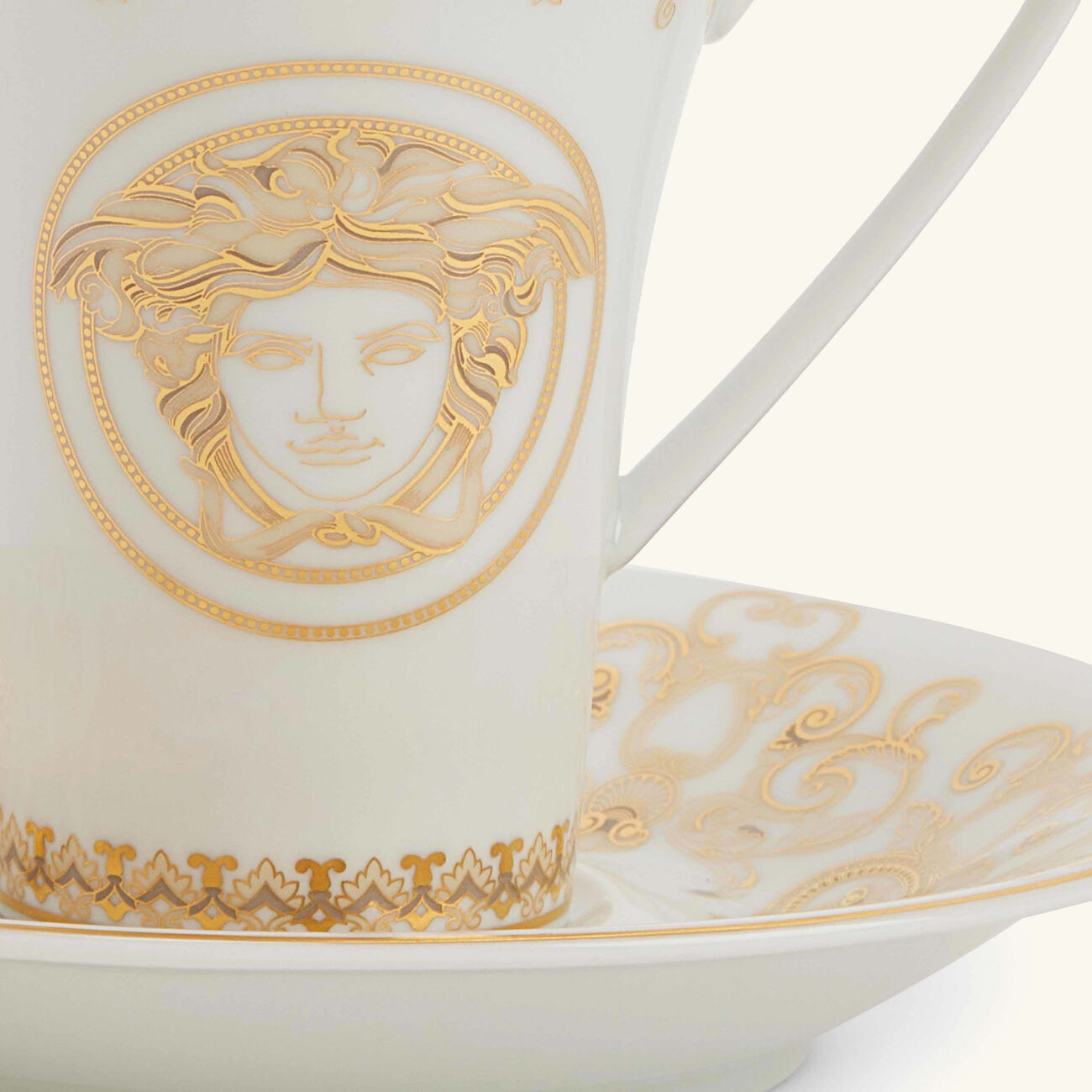 فيرساتشي طقم ميدوزا جالا مؤلف من 6 فناجين العربية مع صحونها باللون الذهبي