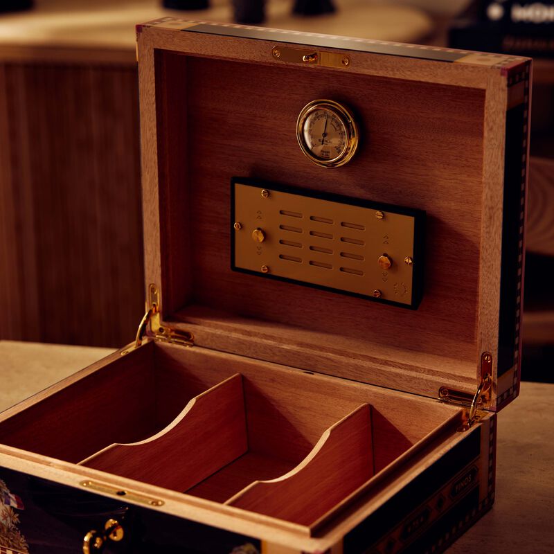 إيلي بلو صندوق حفظ السيجار فلورا دي ألبا باللون الأسود