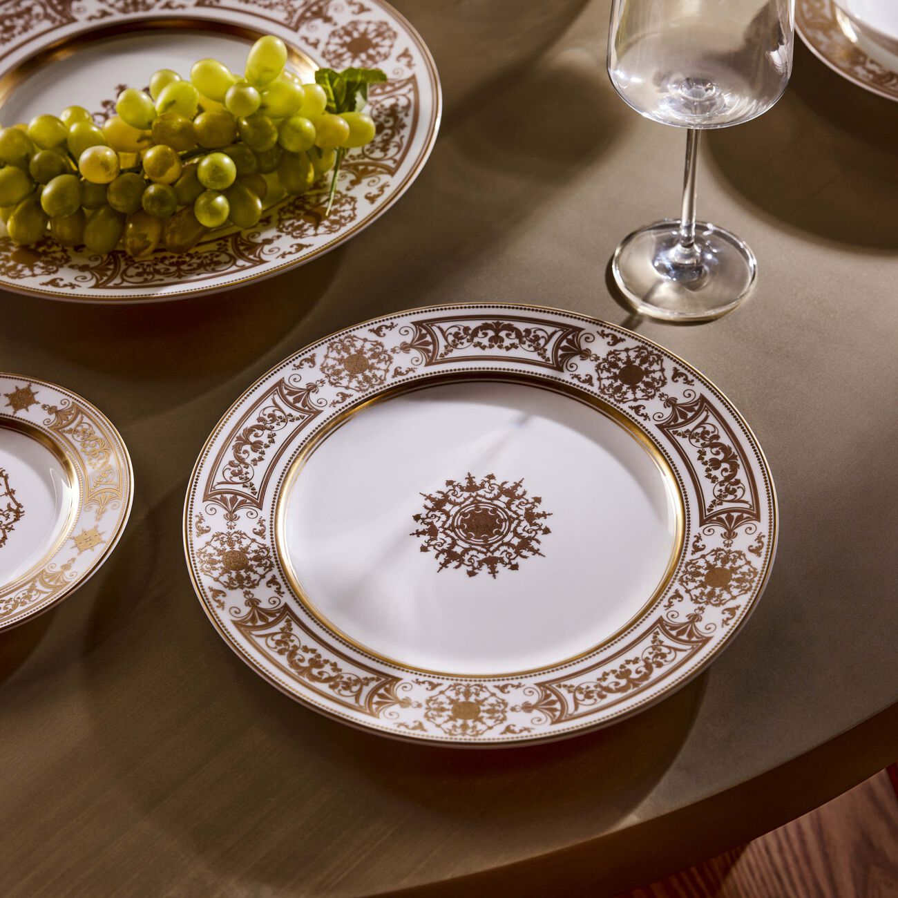 bernardaud aux rois dinner plate round gold 26cm