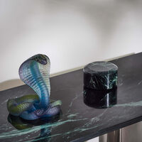 دوم منحوتة على شكل كوبرا صغيرة زرقاء