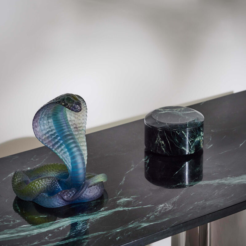 دوم منحوتة على شكل كوبرا صغيرة زرقاء