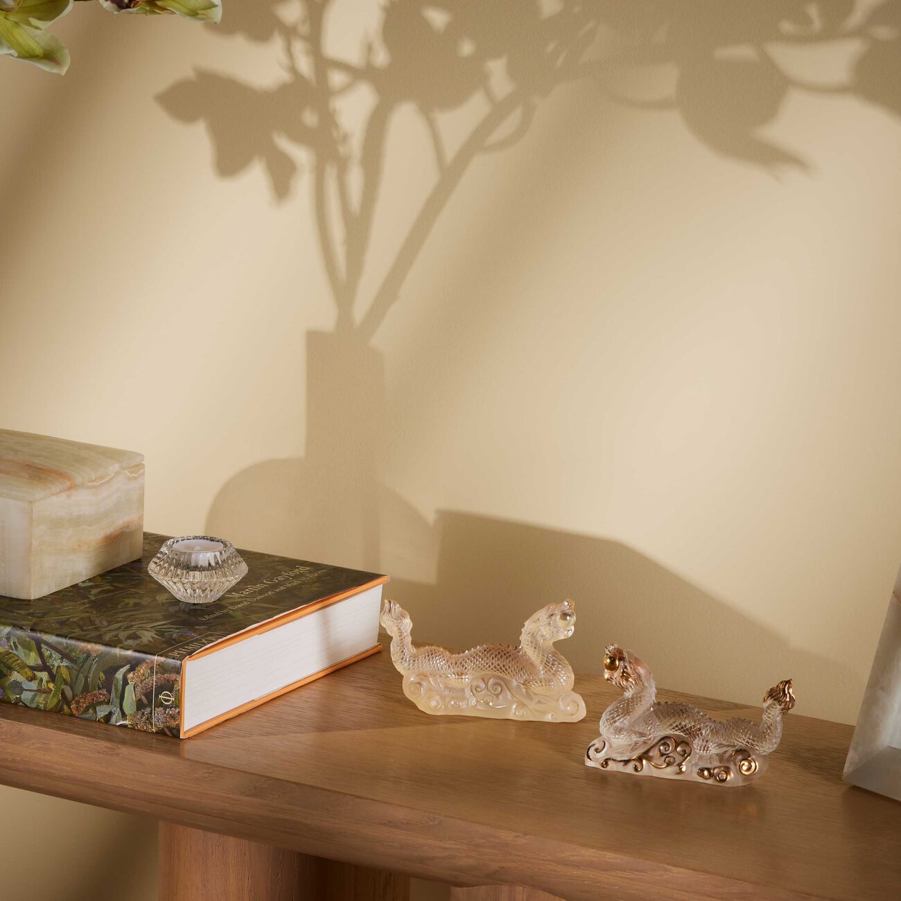 لاليك منحوتة تيانلونج على شكل تنّين صغيرة باللون الذهبي