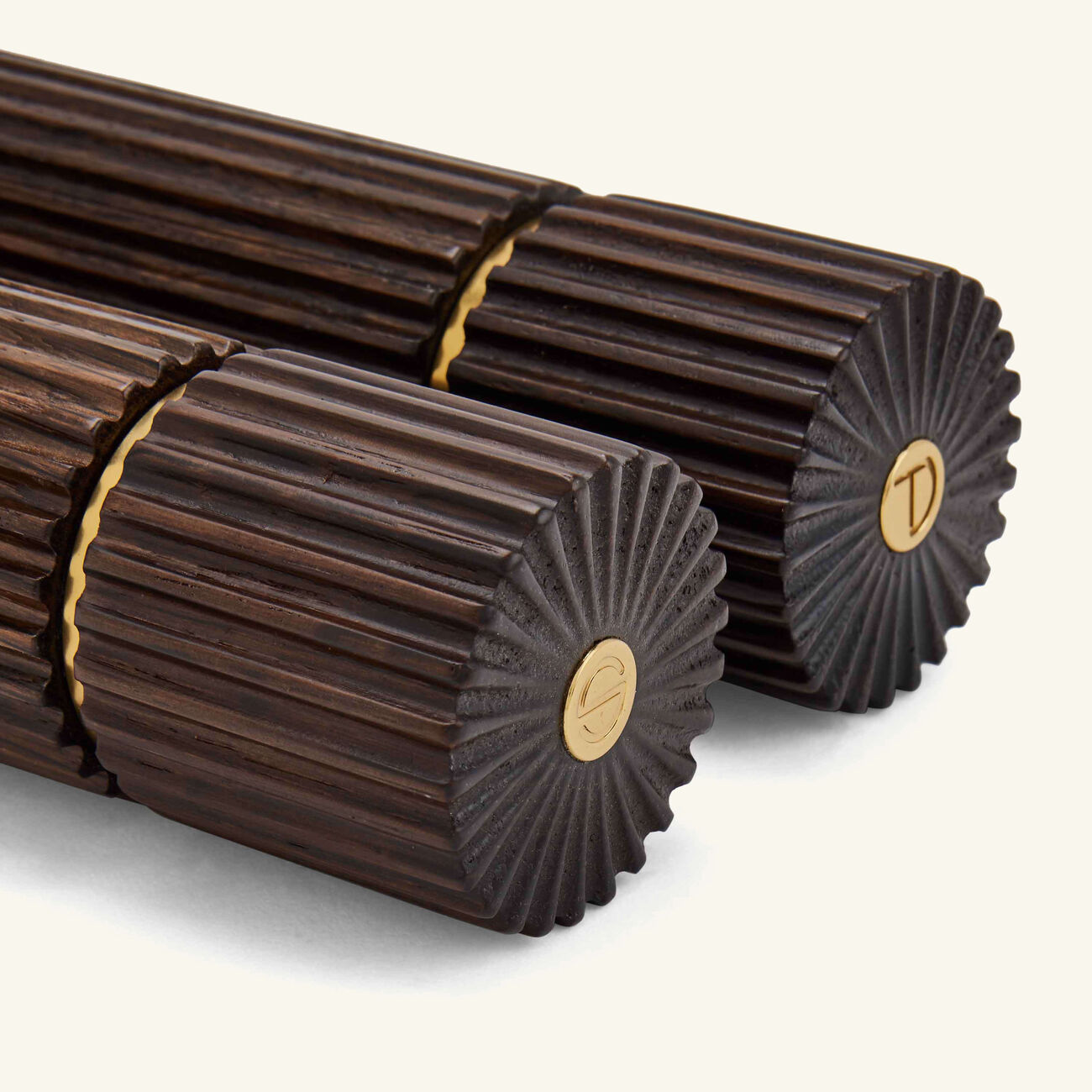 لوبجيه مرشتان للملح والفلفل مصنوعتان من خشب البلوط باللون البني