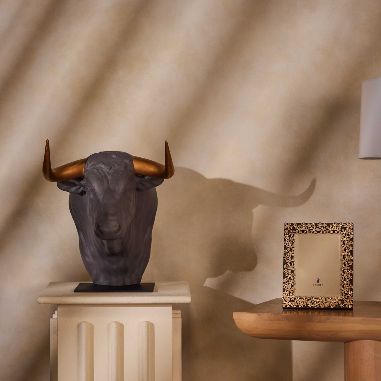 لادرو منحوتة الثور كبيرة سوداء