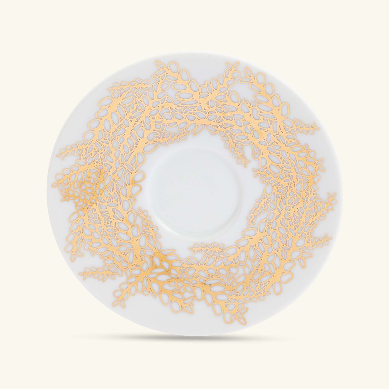 صلصال طقم تمرة بالتعاون مع رزان العزوني تارا المؤلف من فنجانين عربيين للشاي مع صحنيهما باللون الذهبي