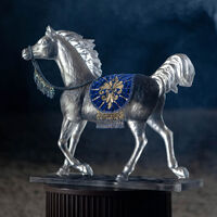 دوم منحوتة الحصان الإمبراطوري المهيب كبيرة باللون الأبيض