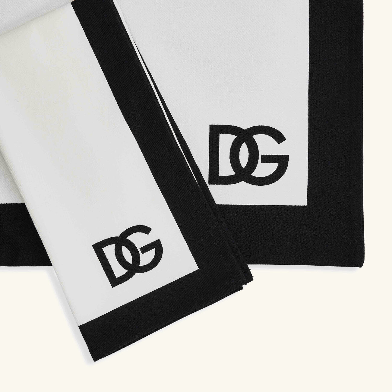 دولتشي أند غابانا كازا طقم دولتشي آند غابانا لوغو المؤلف من مفرش للأطباق ومنديل للمائدة باللون الأحمر