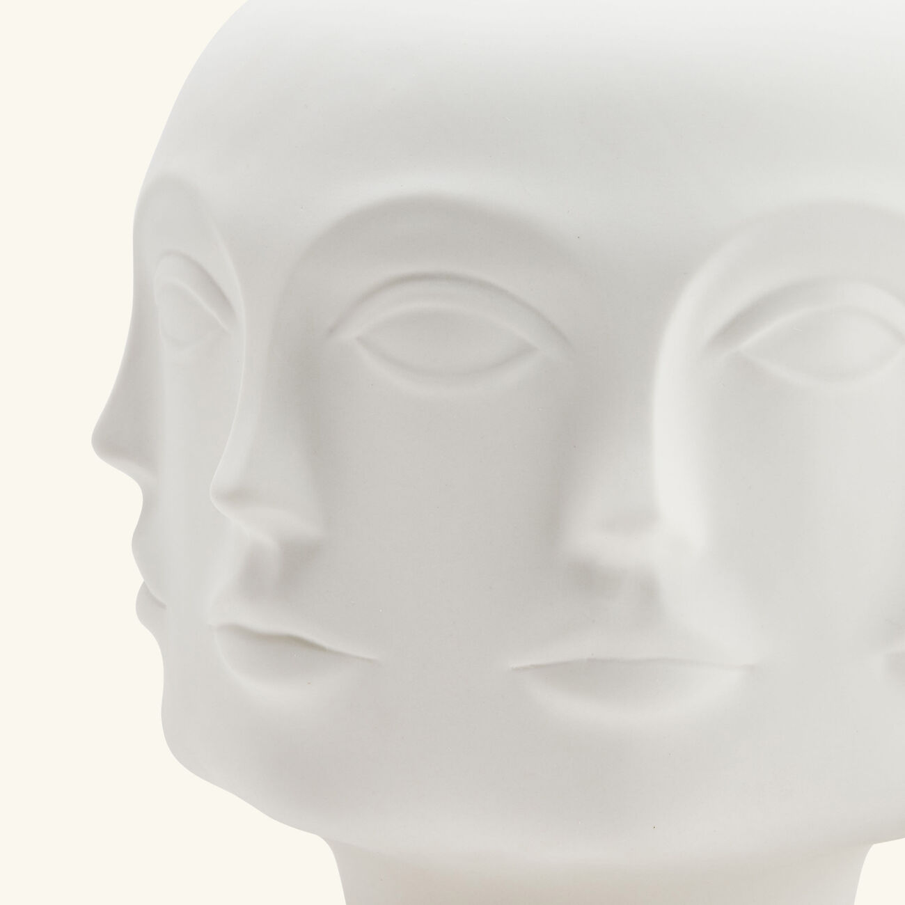 مزهرية دورا مار متوسطة بيضاء جوناثان أدلر مزهرية دورا مار متوسطة بيضاء