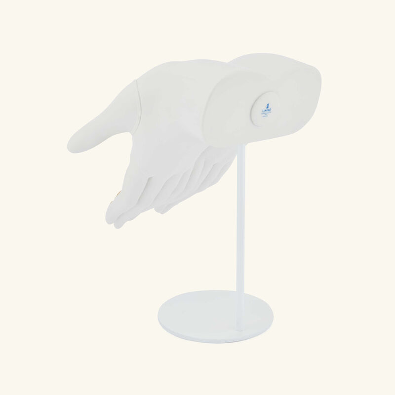 لادرو منحوتو مودرا على شكل يدين متوسطة الحجم بيضاء