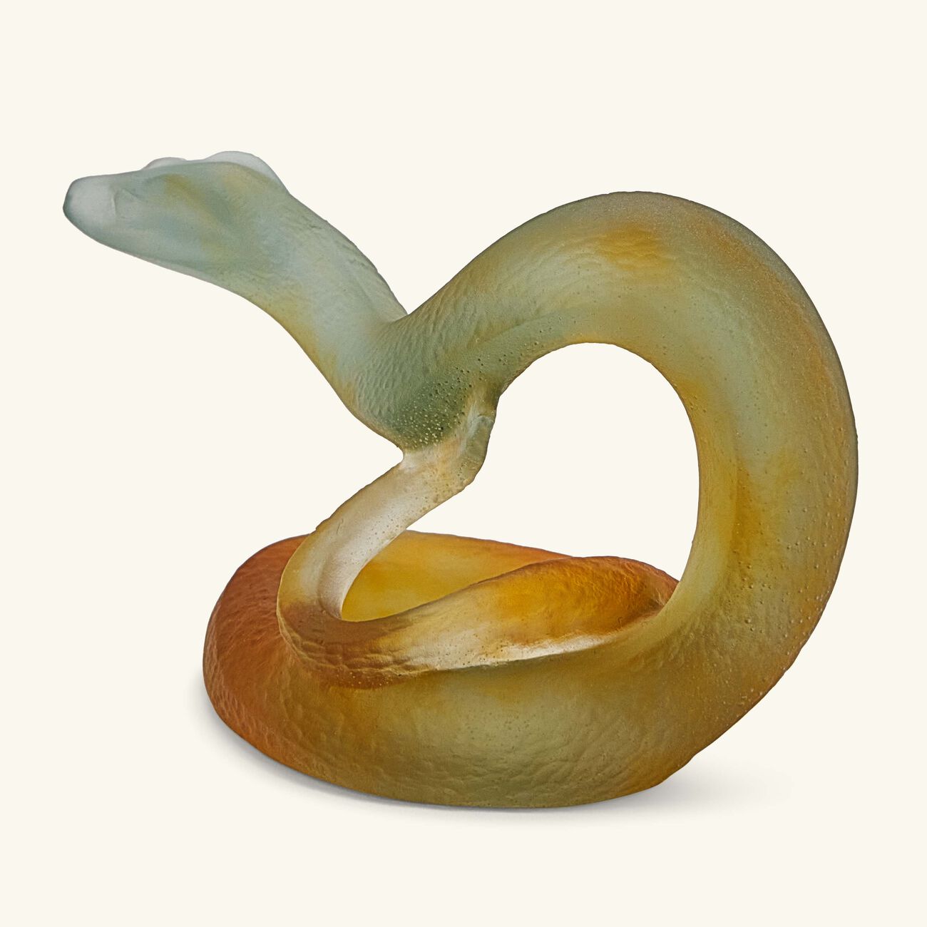 دوم منحوتة الثعبان باللون الأحمر