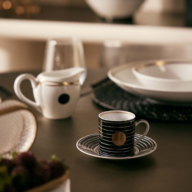 برناردو فنجان القهوة أبورو مع صحنه أسود