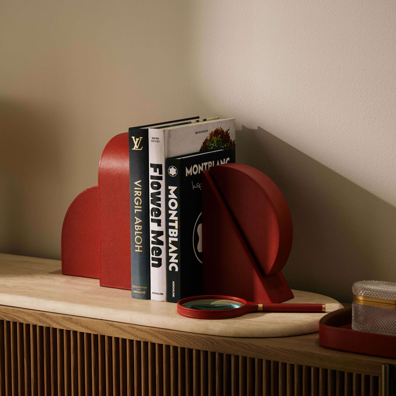 آسولين مسند كتب أحمر تكعيبي التصميم   لإسناد الكتب من اليسار