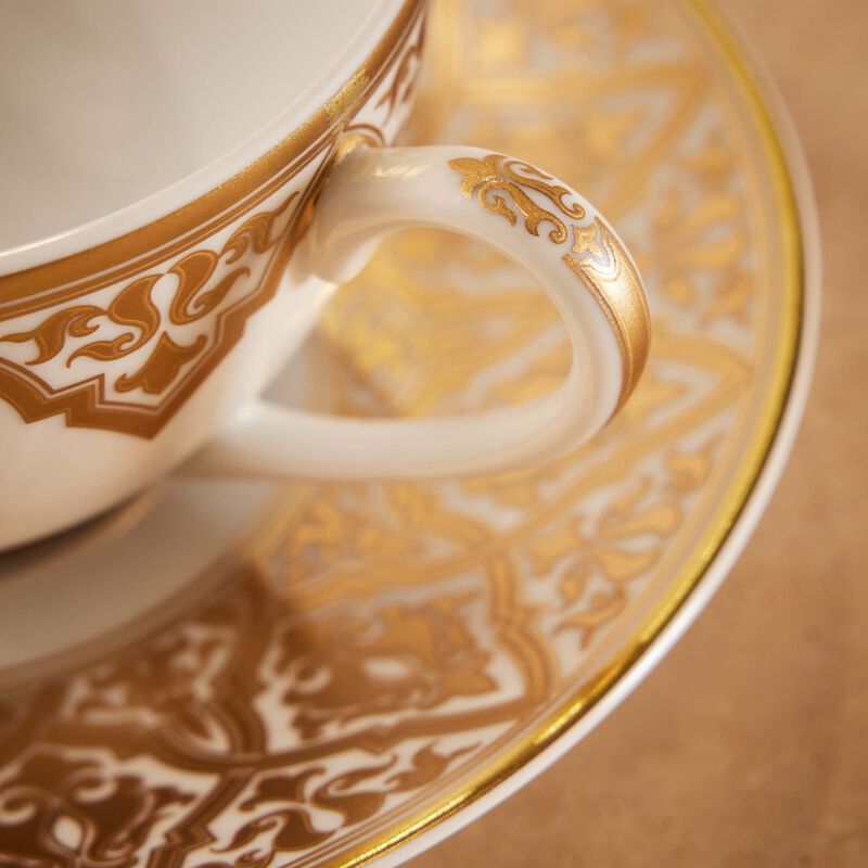 برناردو فنجان الشاي فينيس مع صحنه باللون الذهبي