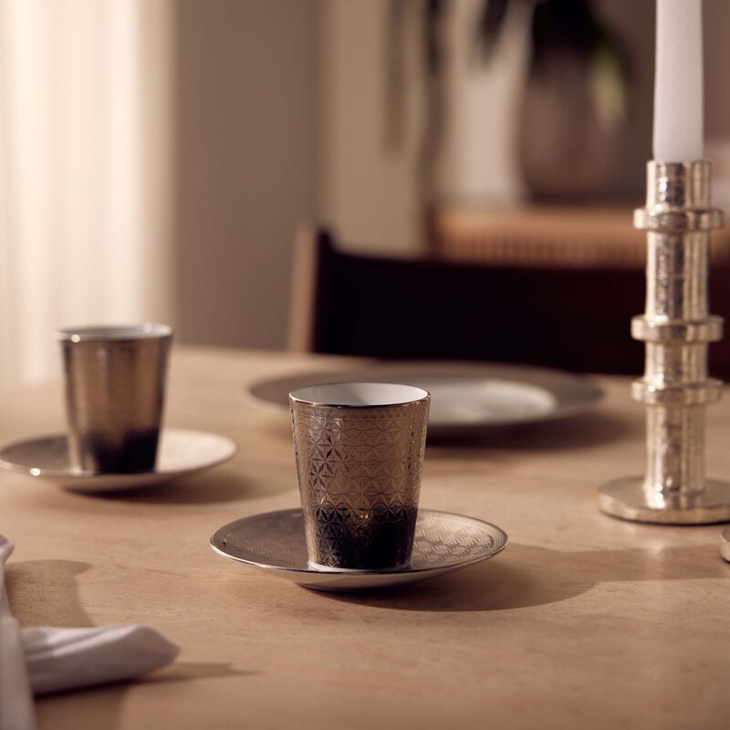 طقم ديفاين مؤلف من فنجانين للقهوة مع صحنيهما باللون الفضي برناردو طقم ديفاين مؤلف من فنجانين للقهوة مع صحنيهما باللون الفضي