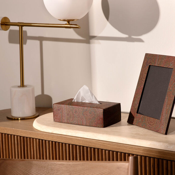 إيترو علبة مناديل أرنيكا باللون البني