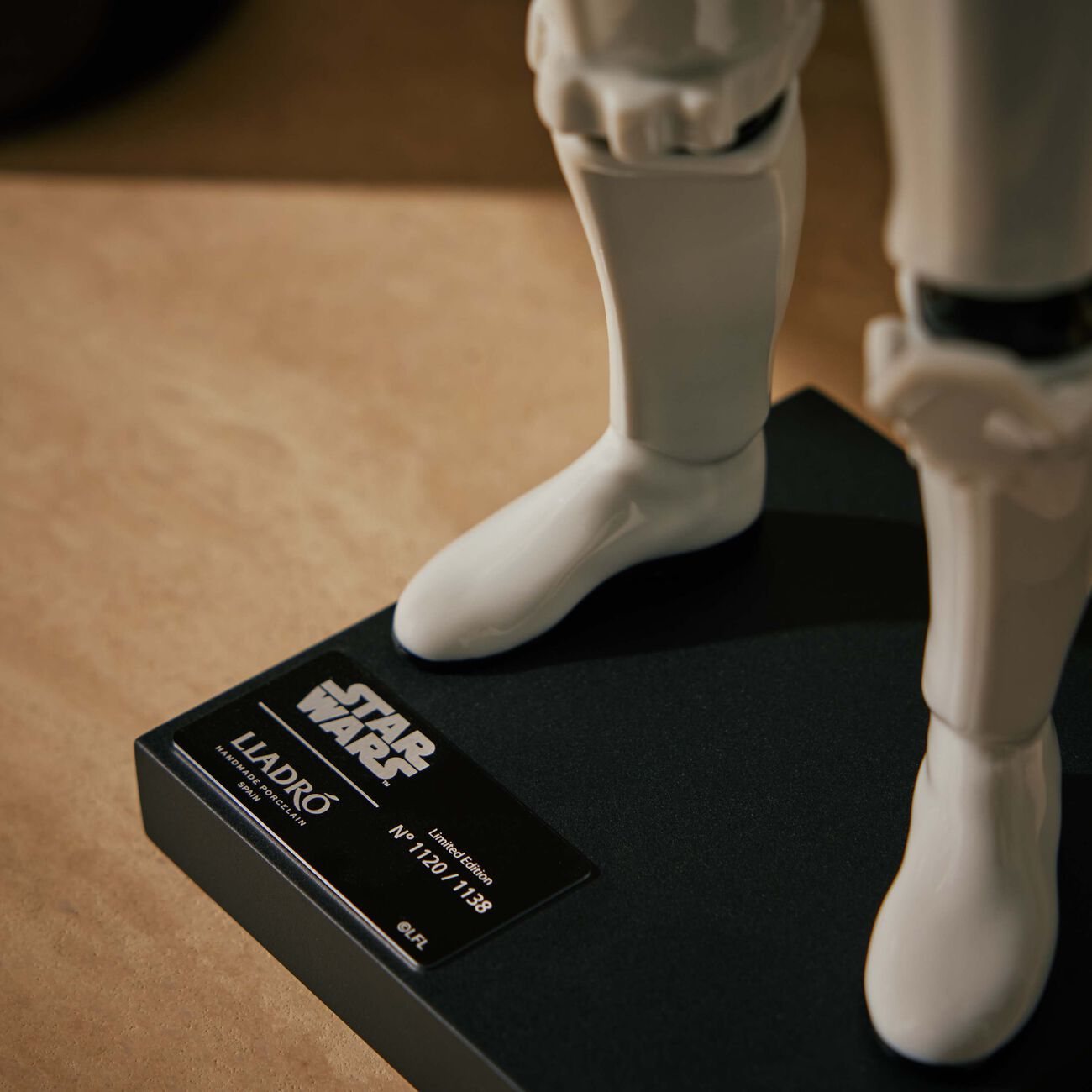 لادرو منحوتة جندي العاصفة باللون الأبيض وحجم كبير  إصدار محدود