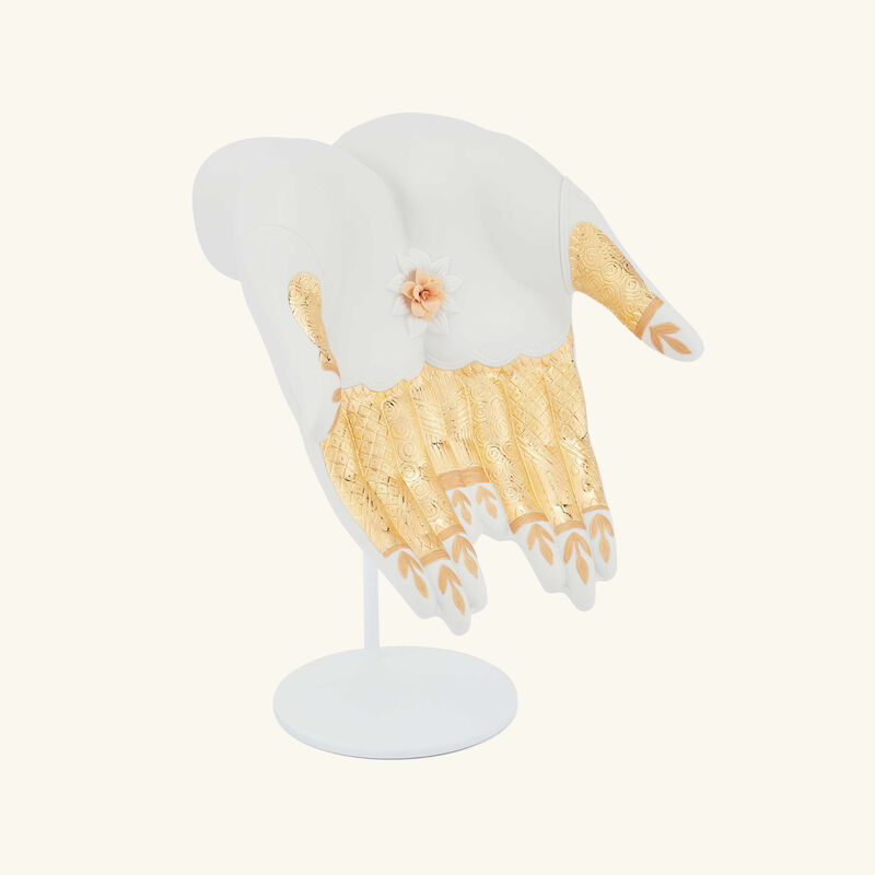 لادرو منحوتو مودرا على شكل يدين متوسطة الحجم بيضاء