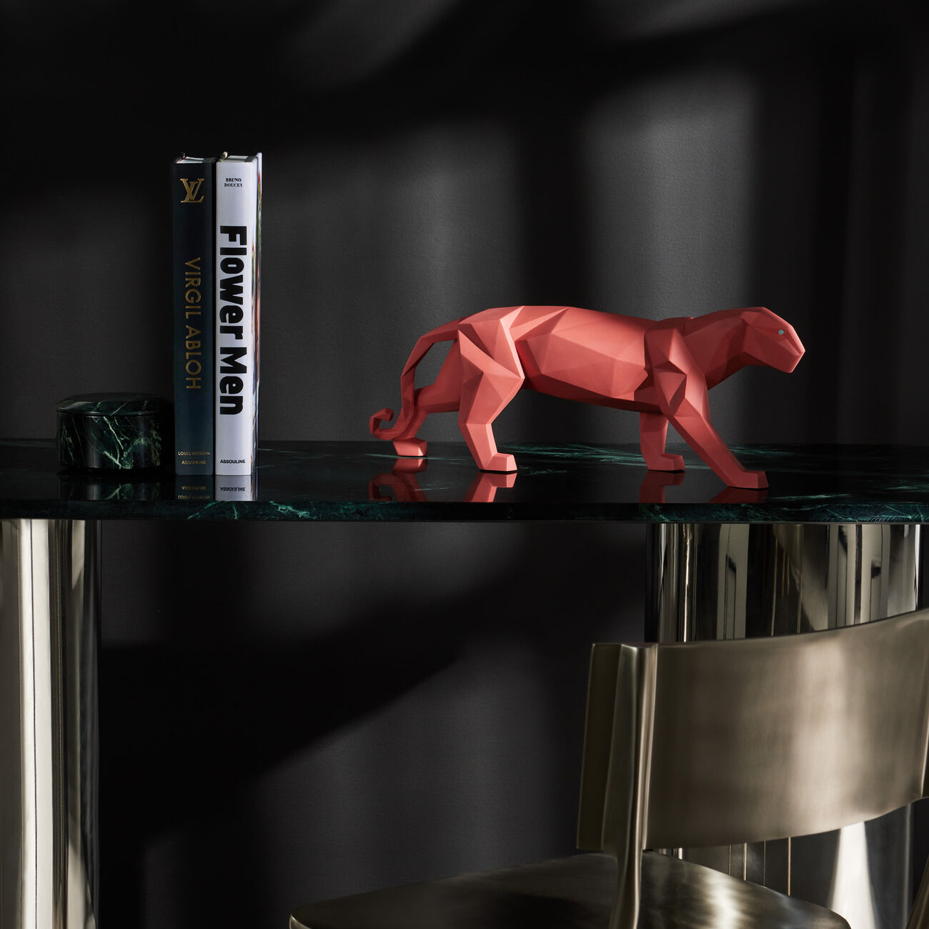 لادرو منحوتة على شكل فهد صغيرة وردية