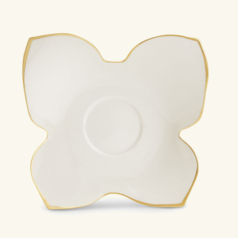 فنجان الشاي باترفلاي مع صحنه أبيض فيلاري فنجان الشاي باترفلاي مع صحنه أبيض