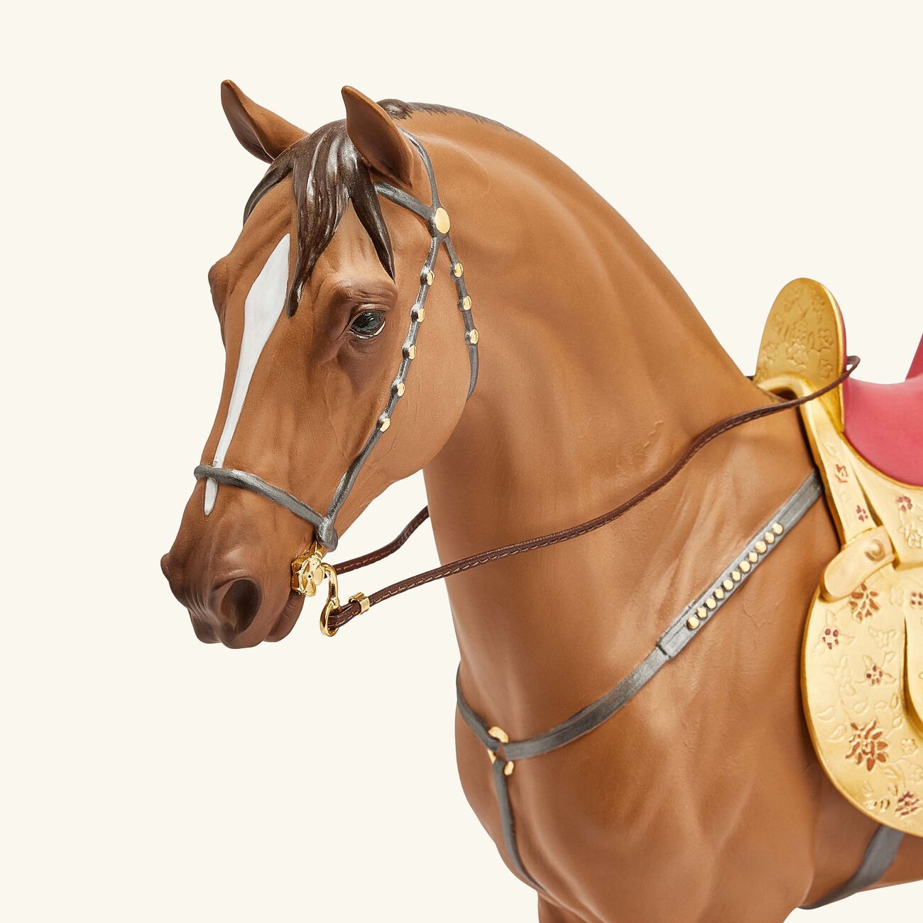 لادرو منحوتة كاراباخ على شكل حصان كبيرة باللون البني