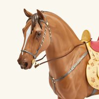 لادرو منحوتة كاراباخ على شكل حصان كبيرة باللون البني