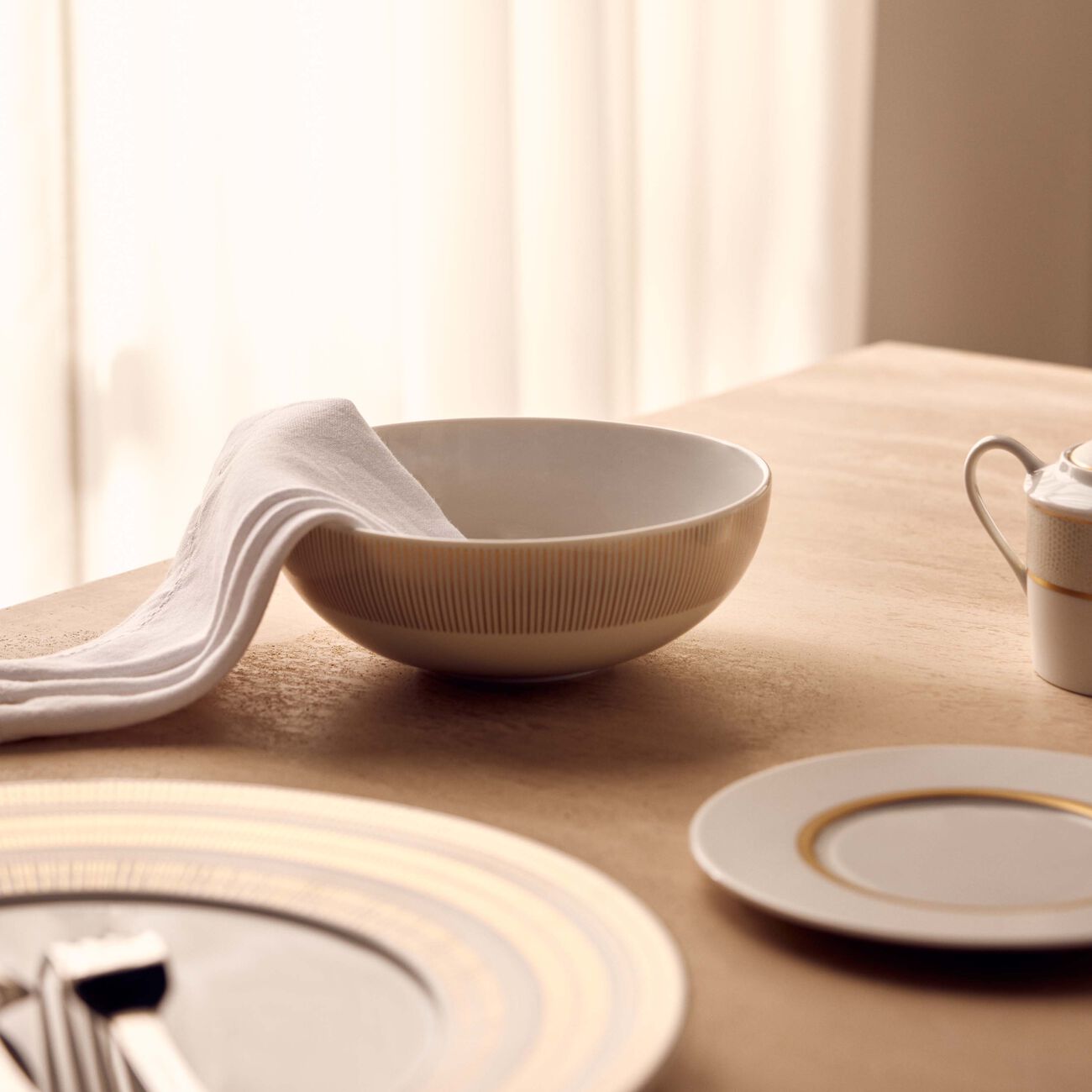 برناردو وعاء الضيافة سول باللون الذهبي 17 سم