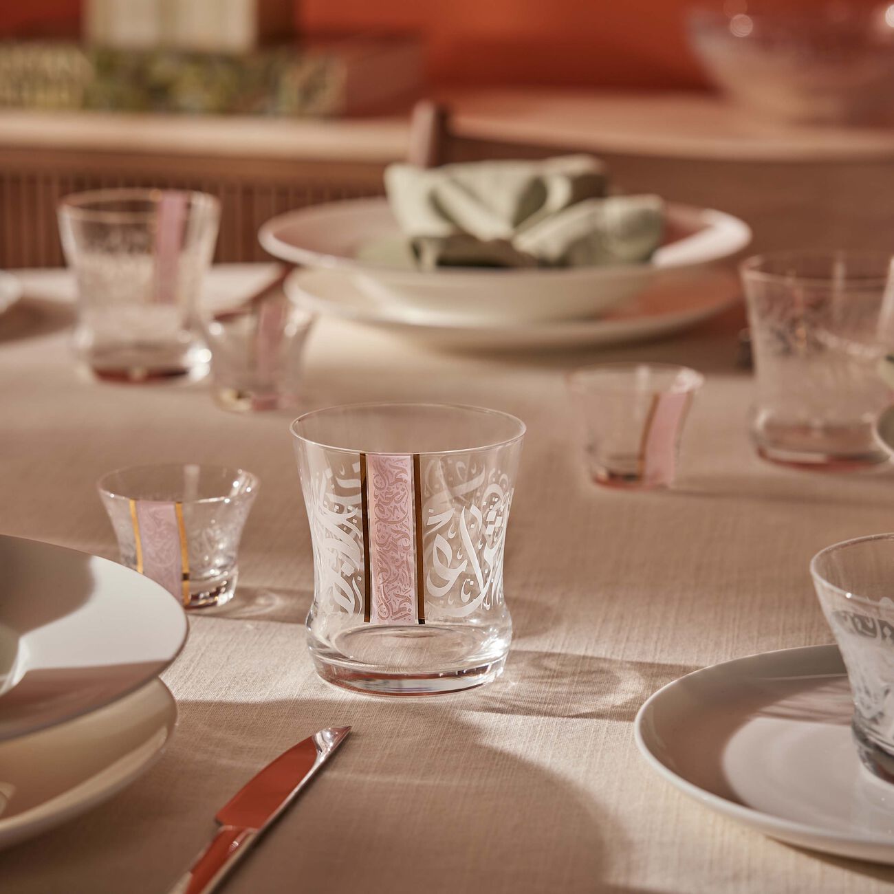 دملاج طقم نغم المؤلف من 6 كؤوس زجاجية قصيرة باللون الوردي