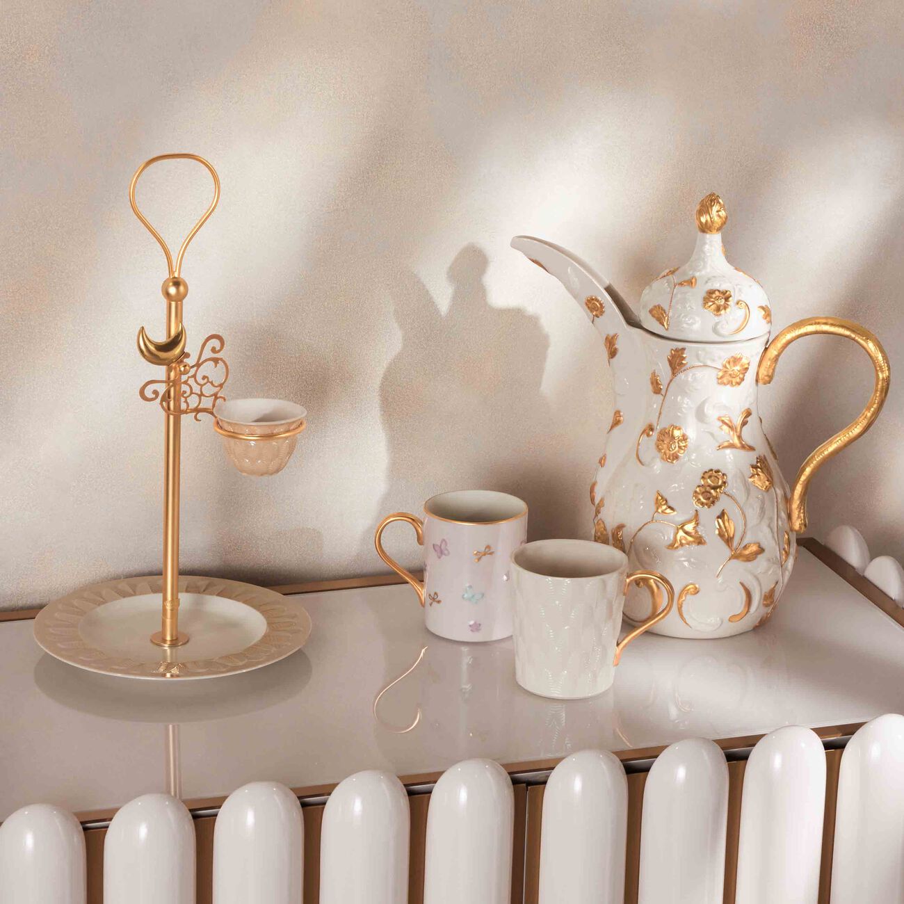 Peacock Extravaganza Cookie Stand & Coffee Cup Holder Gold villari peacock extravaganza cookie stand coffee cup holder gold