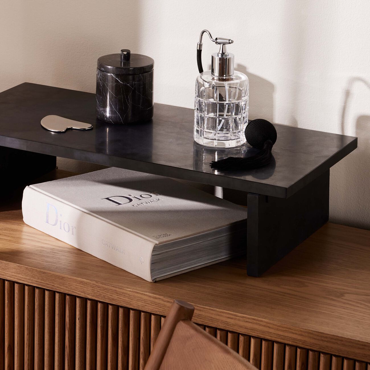 ماريو تشيوني زجاجة عطر أسطوانية الشكل مع مضخة