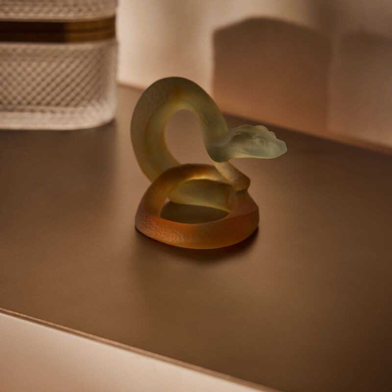 منحوتة الثعبان باللون الأحمر دوم منحوتة الثعبان باللون الأحمر